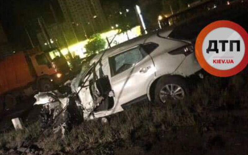 ДТП в Киеве: Nissan вылетел с дороги и завалил столб