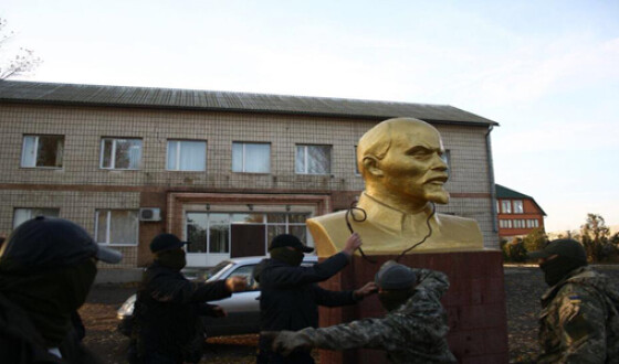 В Одесской области снесли памятник Ленину. Фото