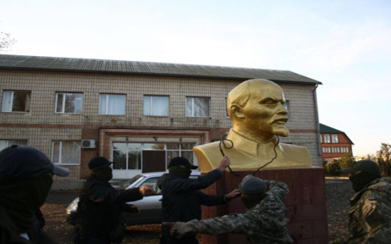 В Одесской области снесли памятник Ленину. Фото