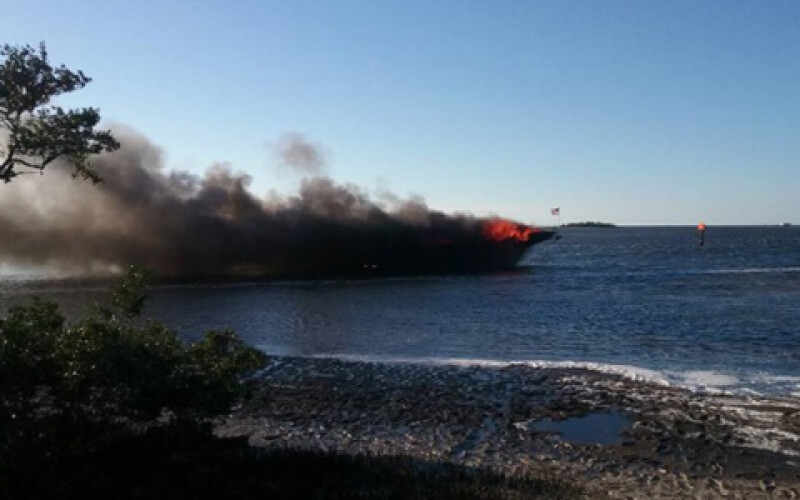 Во Флориде сгорело судно, есть пострадавшие