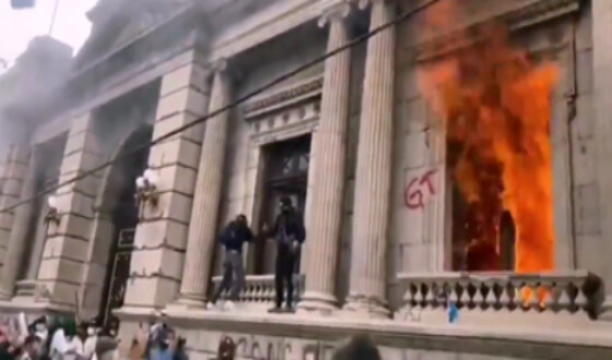 Протестувальники в Гватемалі підпалили будівлю конгресу. Відео