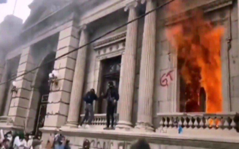 Протестувальники в Гватемалі підпалили будівлю конгресу. Відео