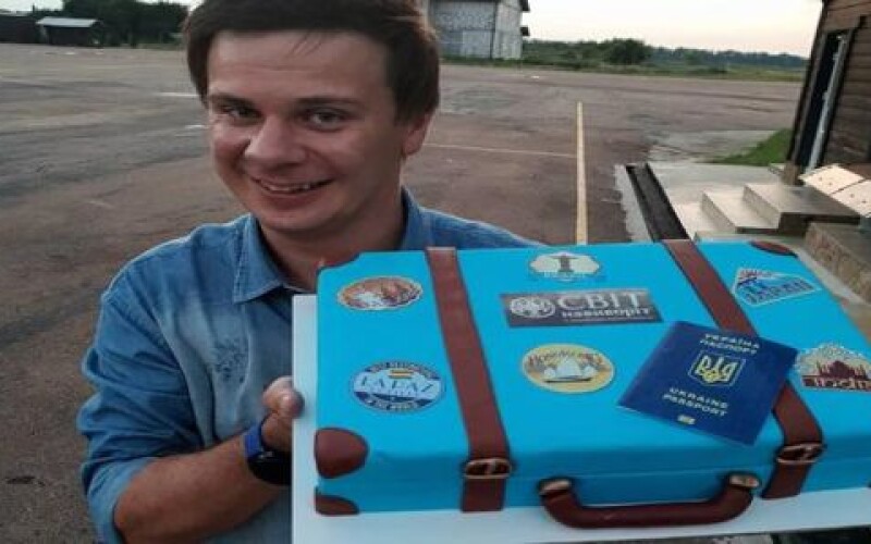 Дмитрию Комарову подарили торт в виде чемодана
