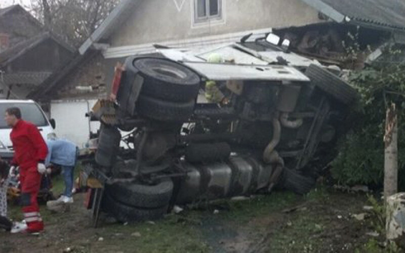 В Івано-Франківській області вантажівка знищила кімнату житлового будинку