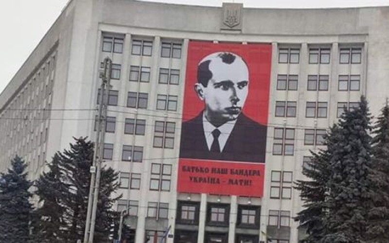 На будівлі Тернопільської облради розмістили найбільший банер з портретом Степана Бандери