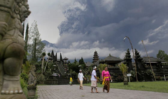 Извержение вулкана Агунг: жителям Бали рекомендуют покинуть дома