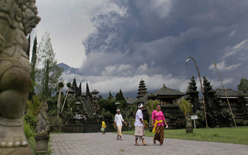 Извержение вулкана Агунг: жителям Бали рекомендуют покинуть дома