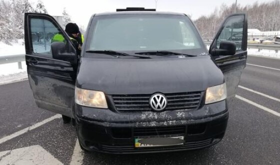 На Київщині поліцейські зупинили автомобіль з викраденим чоловіком