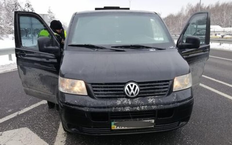 На Київщині поліцейські зупинили автомобіль з викраденим чоловіком