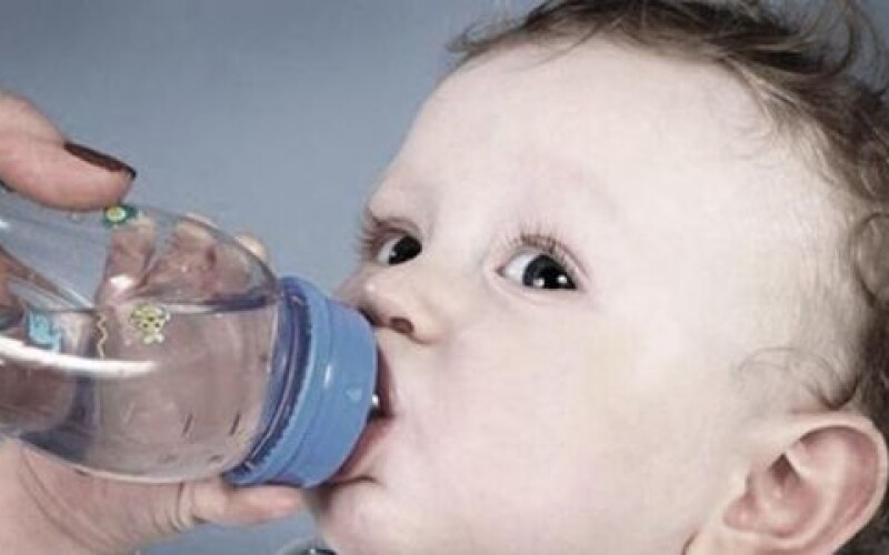 Медики: Питьевая вода может убить младенца