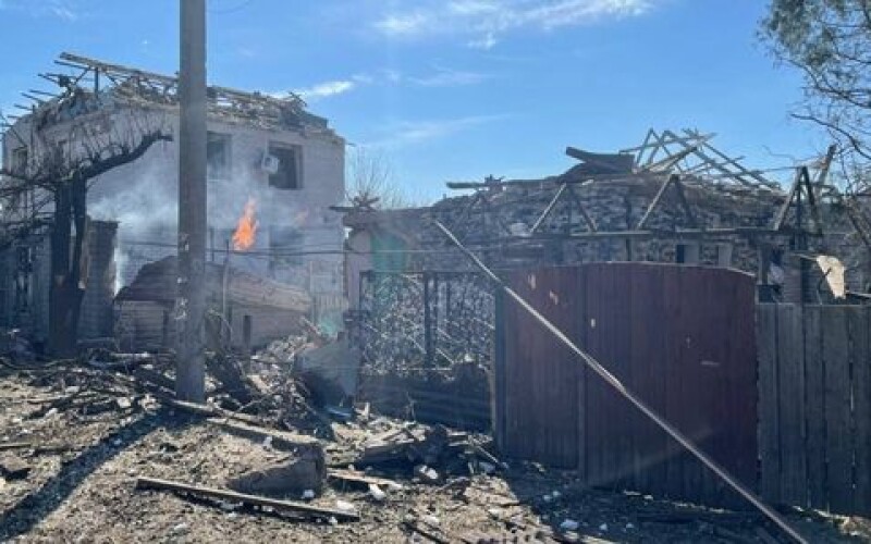 По місту Запоріжжю російські окупанти вдарили ракетою: пошкоджені приватні будинки