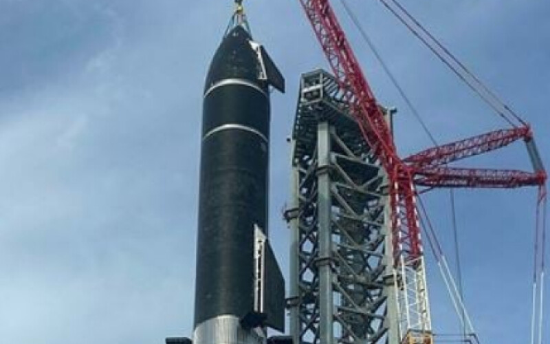 Компанія Ілона Маска завершила складання найбільшої в світі ракети