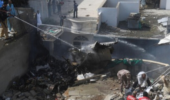 Спасатели нашли живого младенца на месте крушения самолета в Пакистане