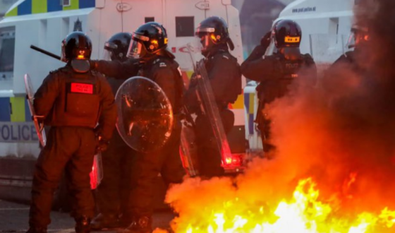 У Північній Ірландії антимігрантські протести переросли в заворушення