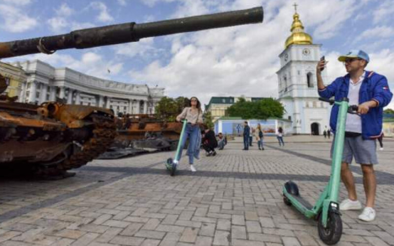 Розбиті російські танки виставлені на загальний огляд у Києві