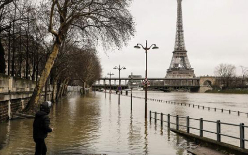 Из-за наводнения в Париже эвакуированы полторы тысячи человек
