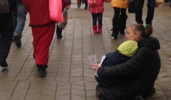 В Одессе женщину третий раз ловят на попрошайничестве с детьми