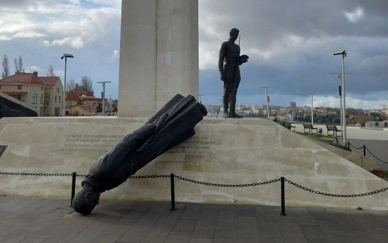 У Севастополі вітер зніс пам&#8217;ятник, встановлений окупантами після анексії Криму