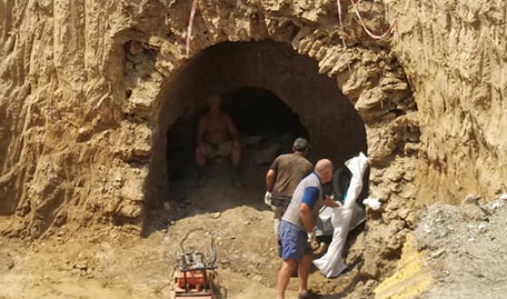 В Херсоне раскопали вход в катакомбы