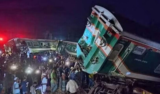 Щонайменше 30 людей постраждали в Бангладеш під час зіткнення поїздів