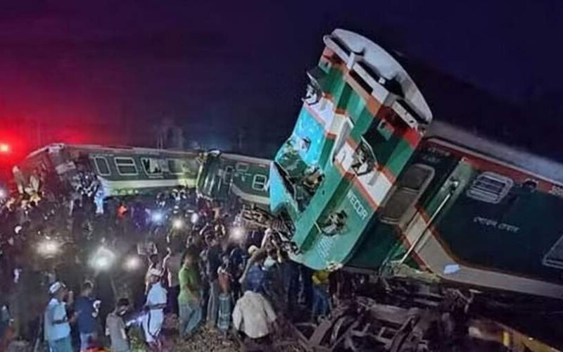 Щонайменше 30 людей постраждали в Бангладеш під час зіткнення поїздів