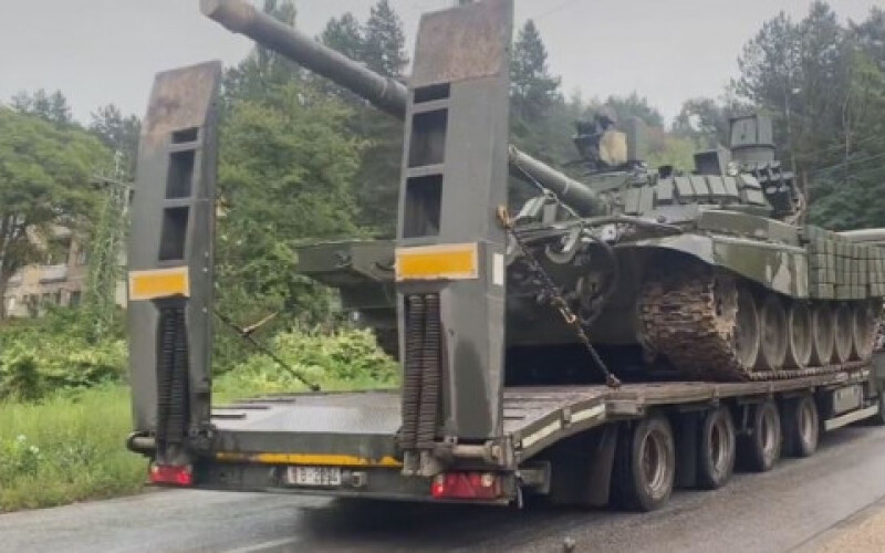 Сербія почала стягувати на кордон із Косово десятки танків та БТР