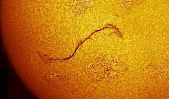 Учёные обнаружили гигантскую трещину на Солнце