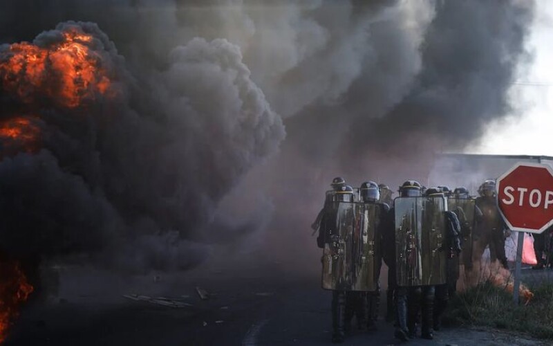 У Франції рибалки перекрили під’їзд до нафтосховища та підпалили барикади через ціни на пальне