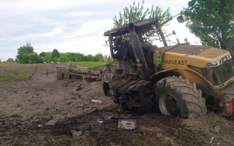 На Київщині тракторист підірвався на міні окупантів та отримав політравми