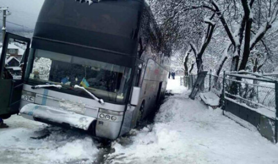 Пассажирский автобус &#8220;Одесса – Бари&#8221; застрял в снегу