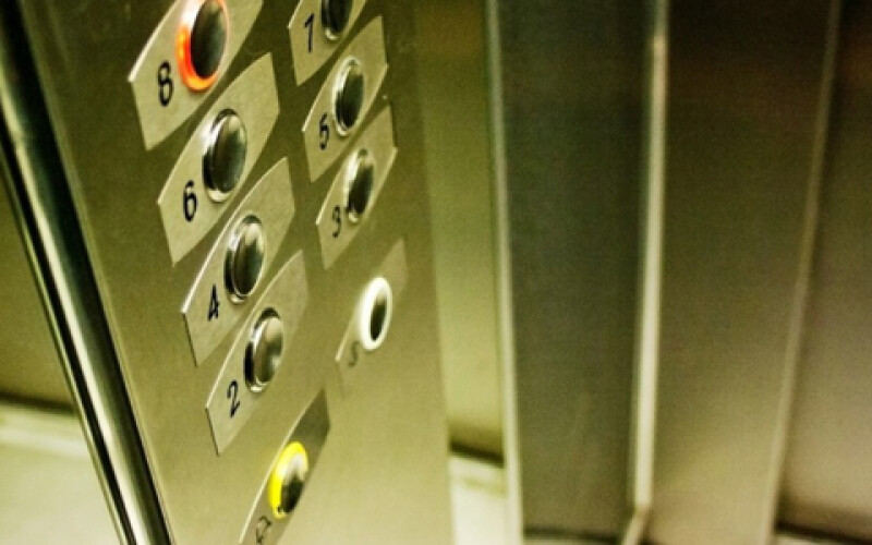 В Киeвe из-за неисправного лифта едва не погиб ребенок