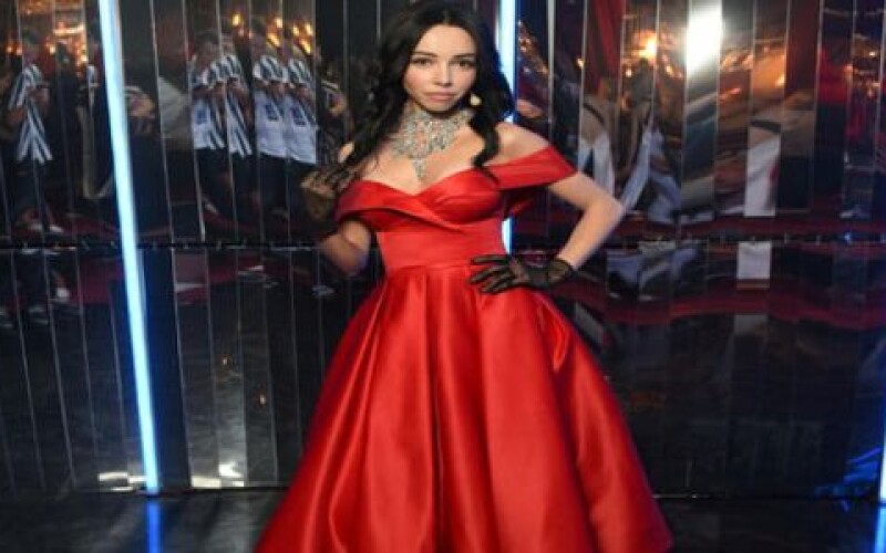 Екатерина Кухар восхитила красным платьем