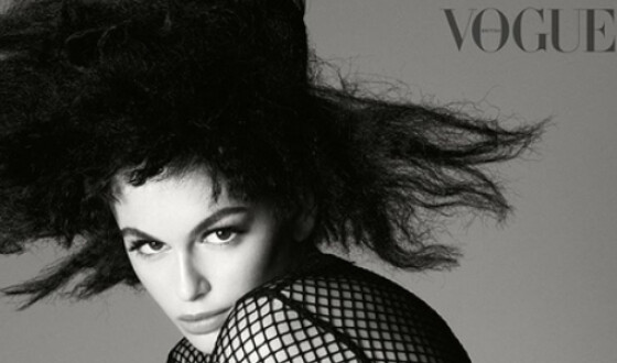 Дочка Сінді Кроуфорд знялася в напівпрозорому топі для Vogue