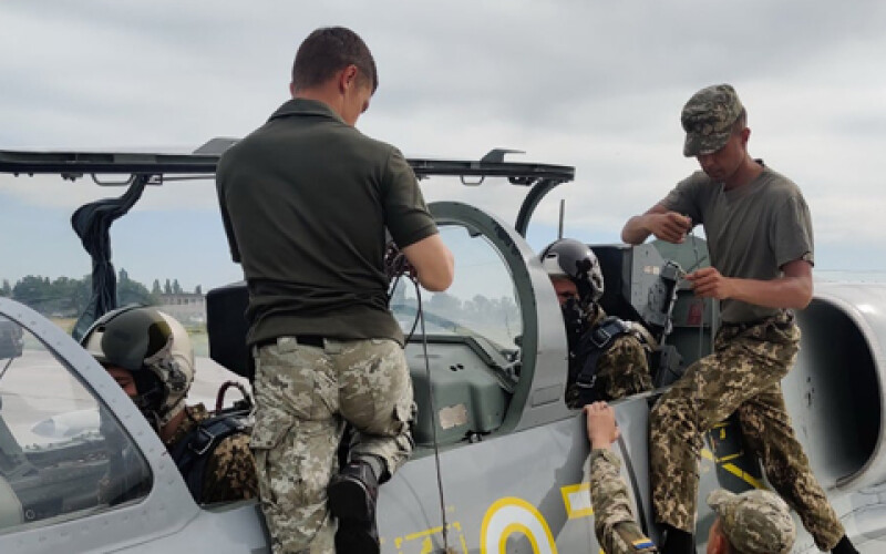 Харківські курсанти опановують небо на військових літаках Л-39. Фоторепортаж