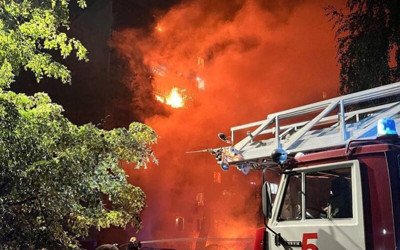 У Курську ударний дрон влучив у багатоповерхівку: є загиблі
