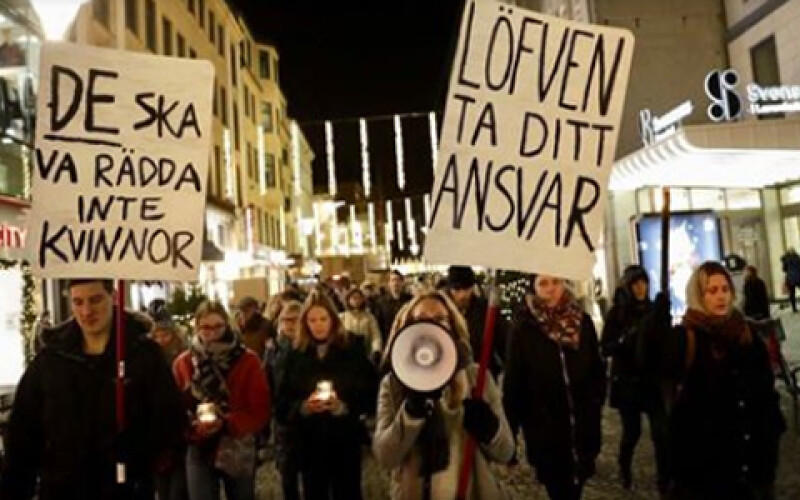 Шведы вышли на протест после жестокого изнасилования подростка
