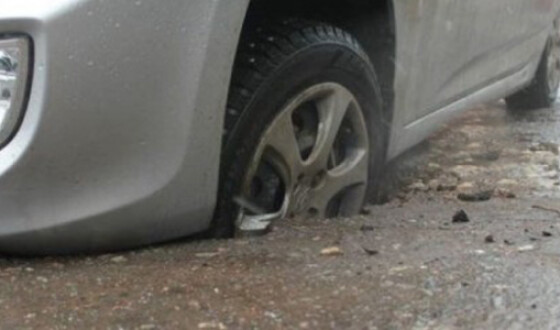 На Киевщине водителя оштрафовали за то, что он заехал колесом в яму