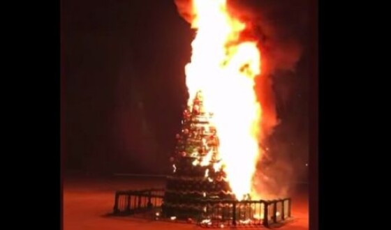 На Херсонщині зловмисник підпалив міську новорічну ялинку