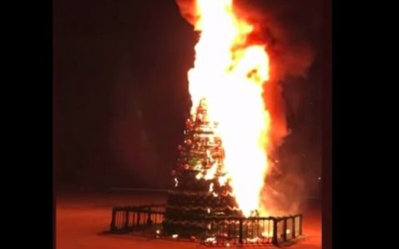 На Херсонщині зловмисник підпалив міську новорічну ялинку