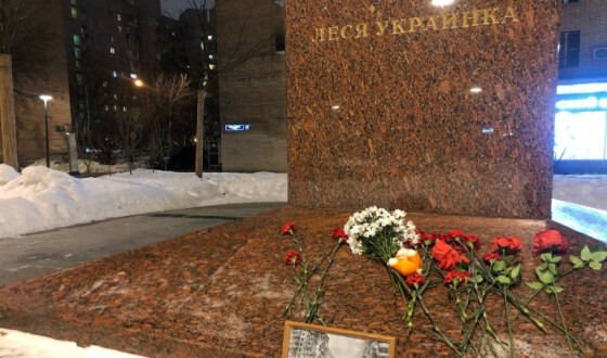 До пам&#8217;ятника Лесі Українці в Москві приносять квіти та іграшки