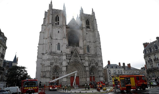 Влада Франції пообіцяли відновити собор в Нанті після пожежі