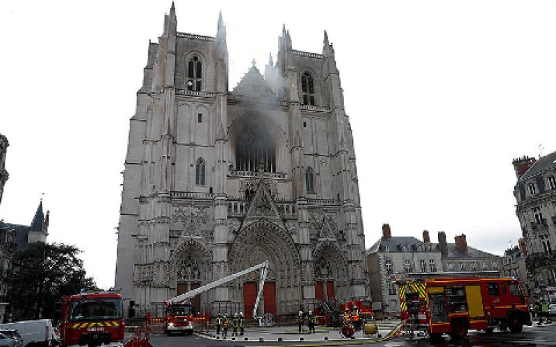 Влада Франції пообіцяли відновити собор в Нанті після пожежі