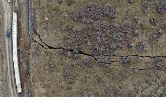 На схилі в Тбілісі утворилися тріщини глибиною 18 метрів