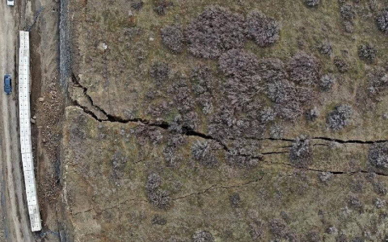 На схилі в Тбілісі утворилися тріщини глибиною 18 метрів