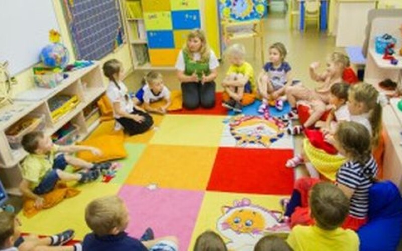 Воспитателям в детских садах поднимут зарплату
