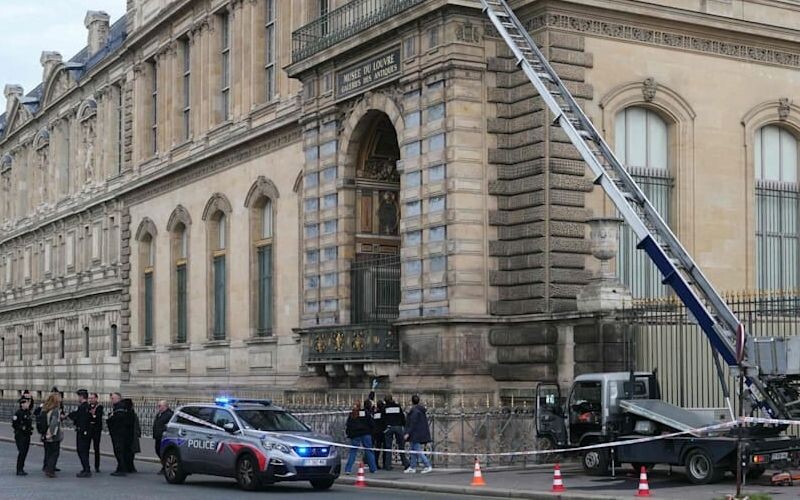 У Парижі грабіжники розпиляли вікна Лувру та викрали коштовності Наполеона