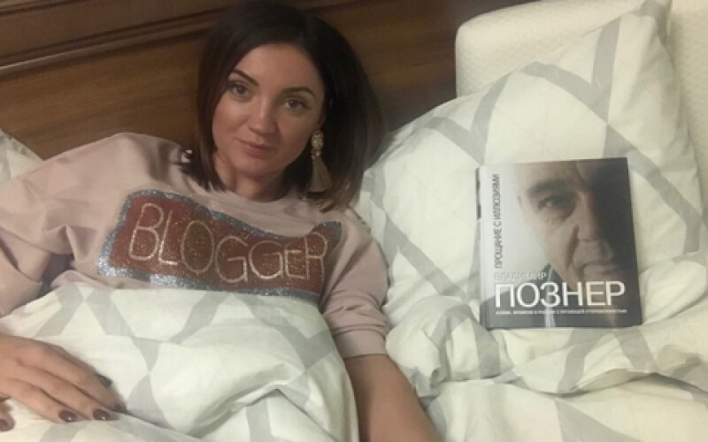 Оля Цибульская позировала в постели с мужчиной своей мечты