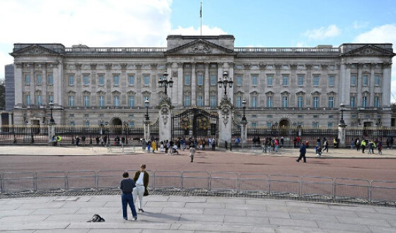 У Лондоні біля Букінгемського палацу поліція затримала озброєнного чоловіка