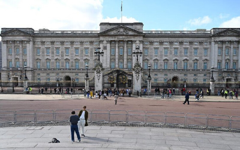 У Лондоні біля Букінгемського палацу поліція затримала озброєнного чоловіка
