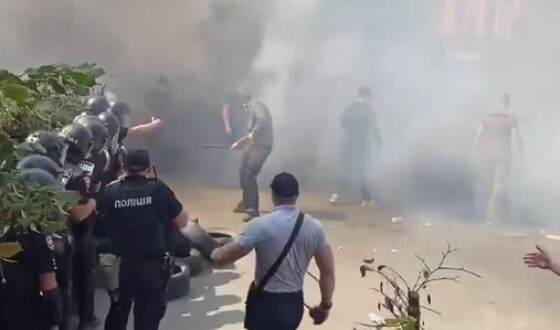 У Києві націоналісти пішли на штурм Офісу Президента України